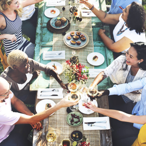 Groupe de personne à table
